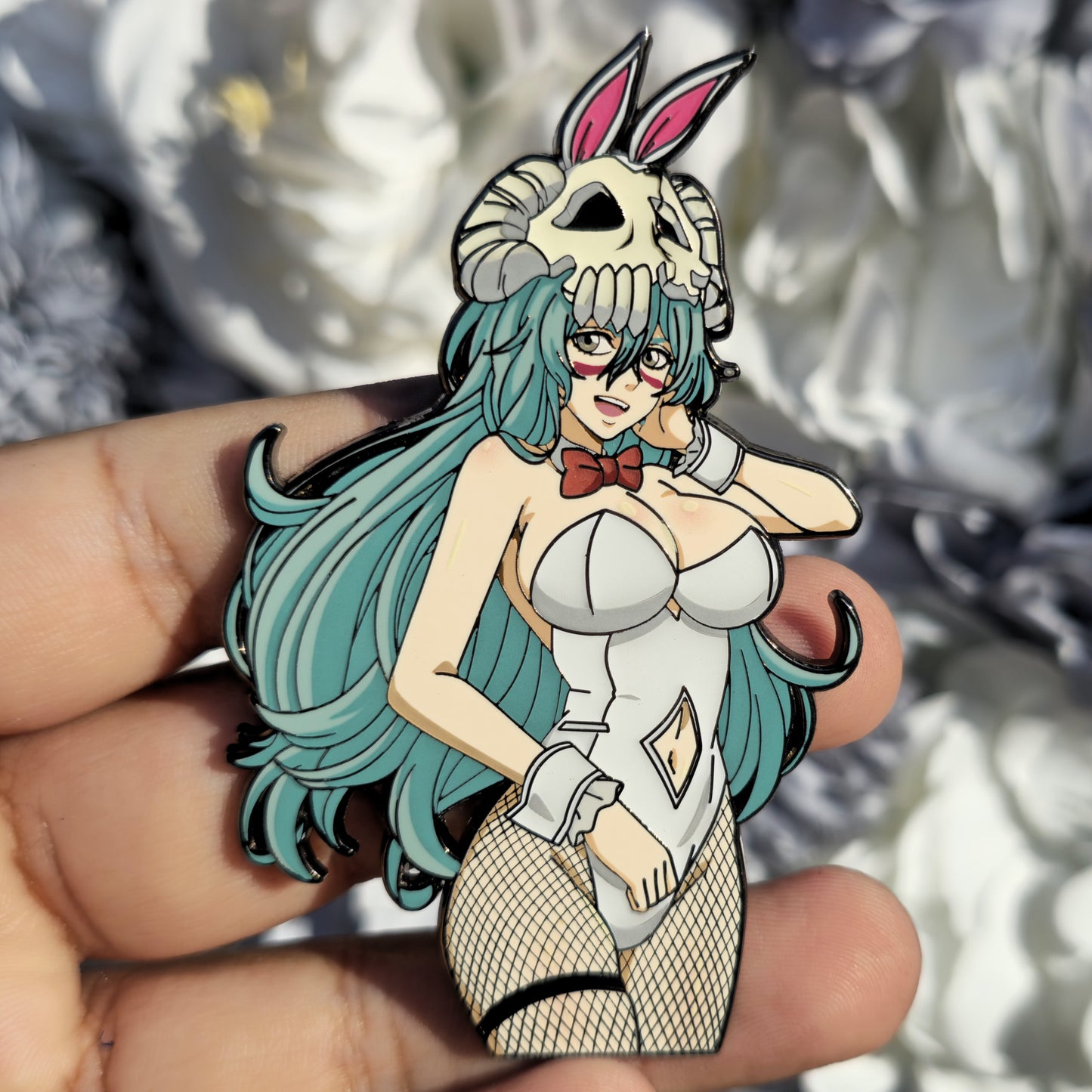 In hands white bun nel