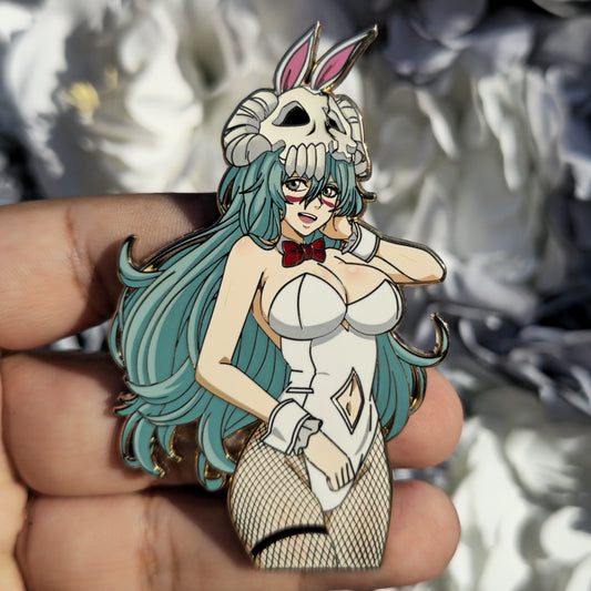 In hands white bun nel