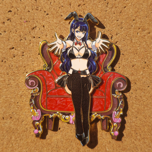 In hands: Arisa Throne